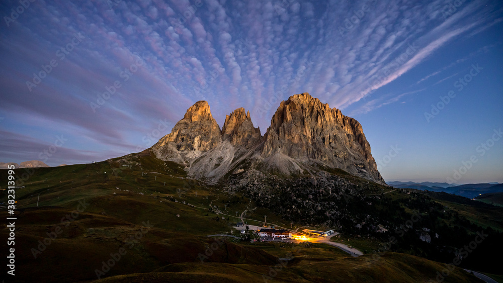 Giau Pass at night high alpine Pass，Passo Giau是多洛米蒂的热门旅游目的地。