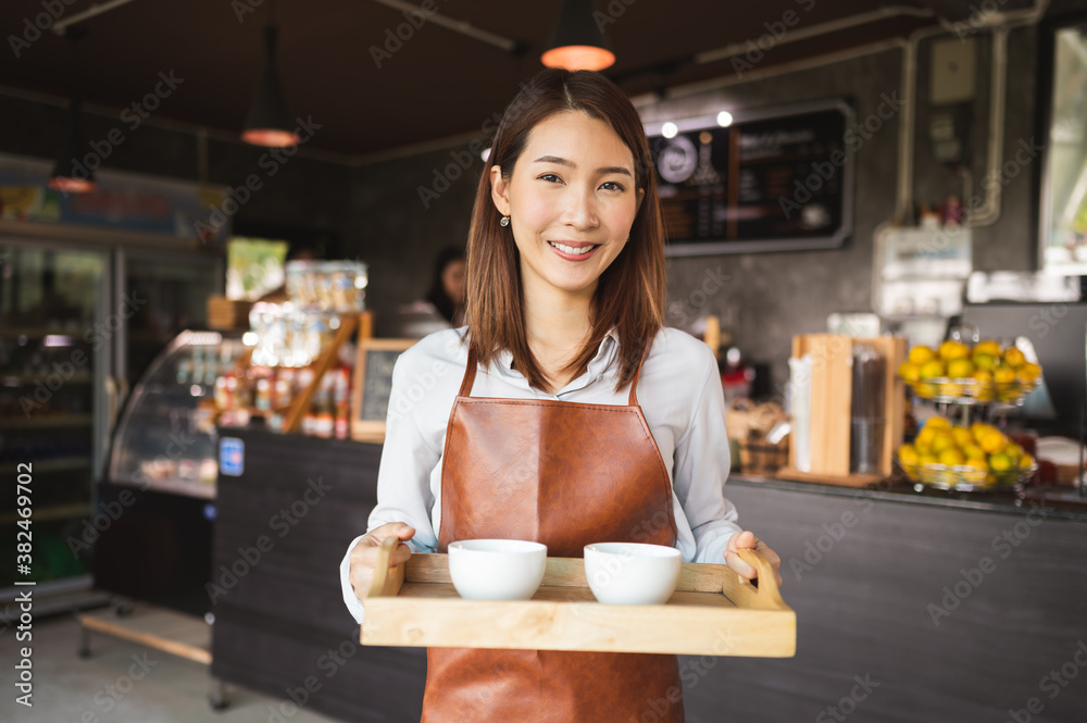 开创新的商业理念。亚洲女性在咖啡店工作的肖像