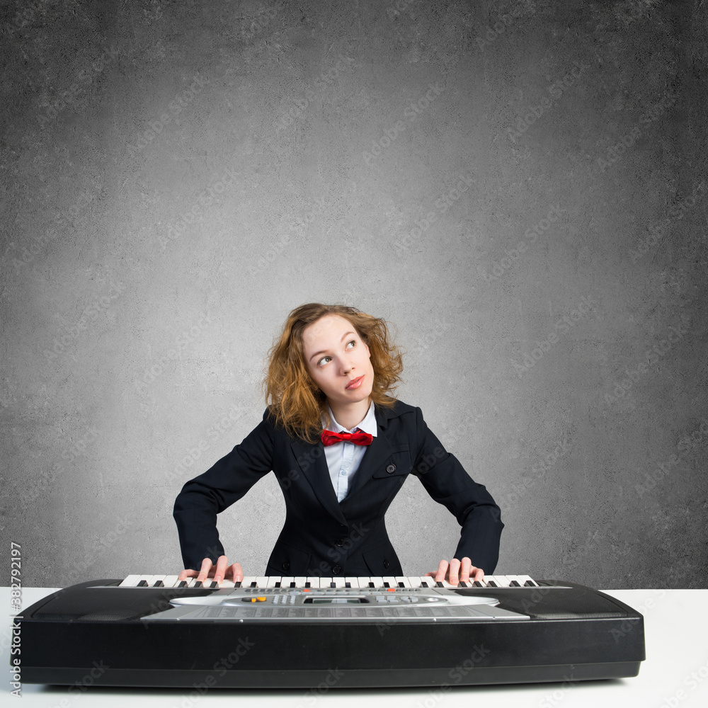 Mad woman play piano