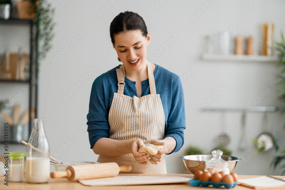 woman is preparing bakery