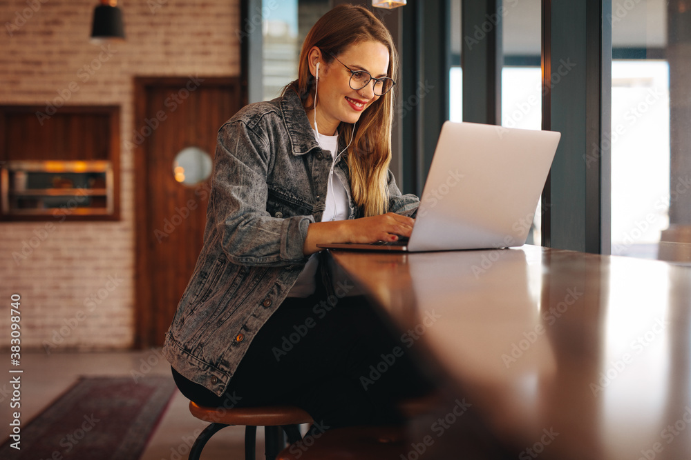 Woman working from a coffee shop