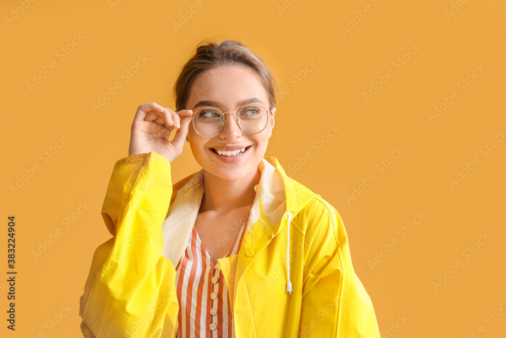 穿着彩色雨衣的美丽年轻女子