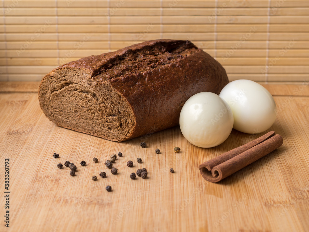 The rye bread, cinnamon and eggs. A modest breakfast of a losing weight person.