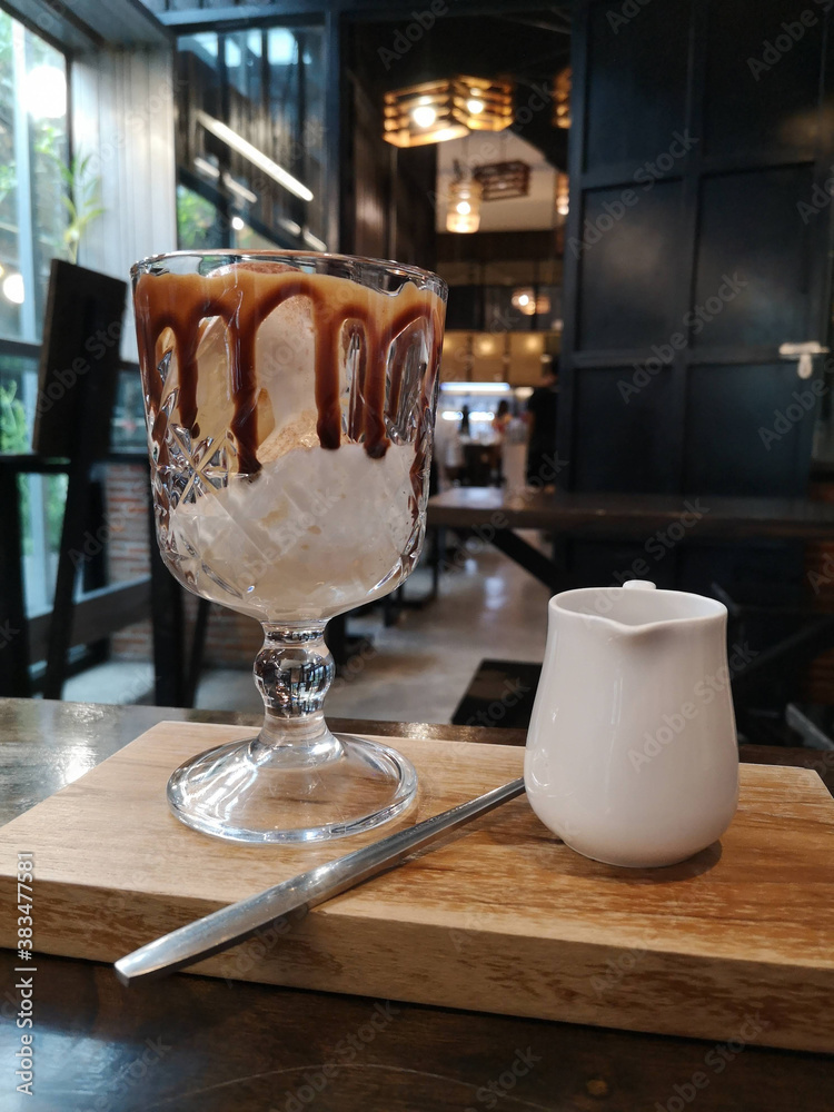 Affogato冰淇淋配esspresso，放在木桌上