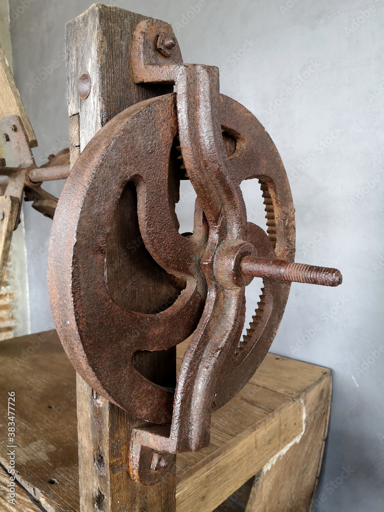 Old agricultural tools are rusted to make decorations.