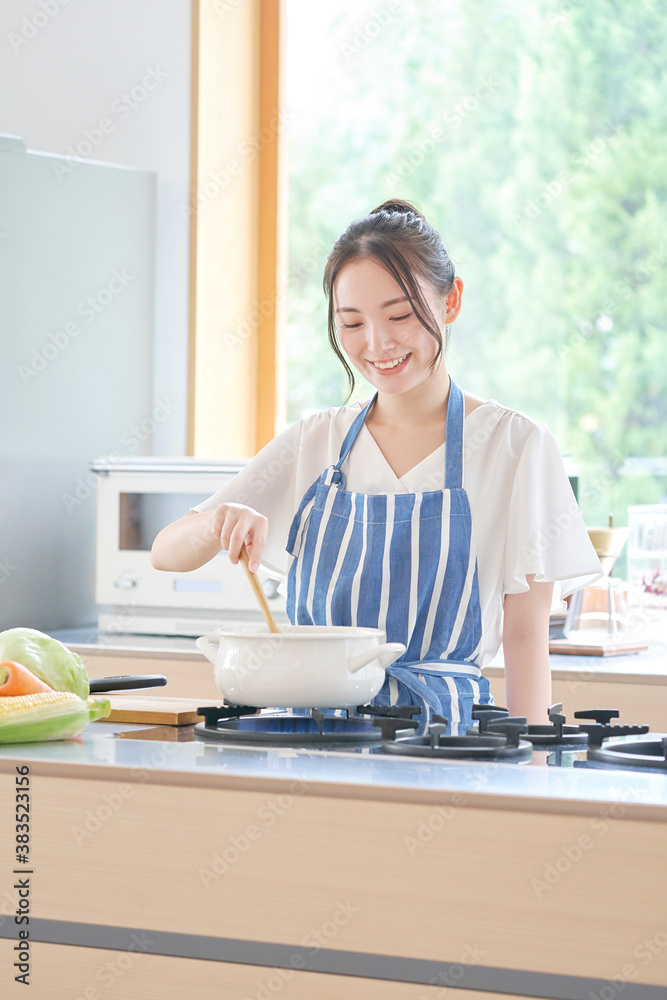 料理する女性