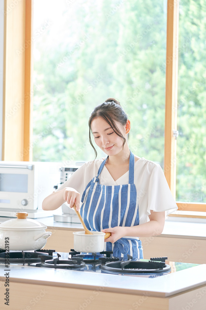 料理する女性