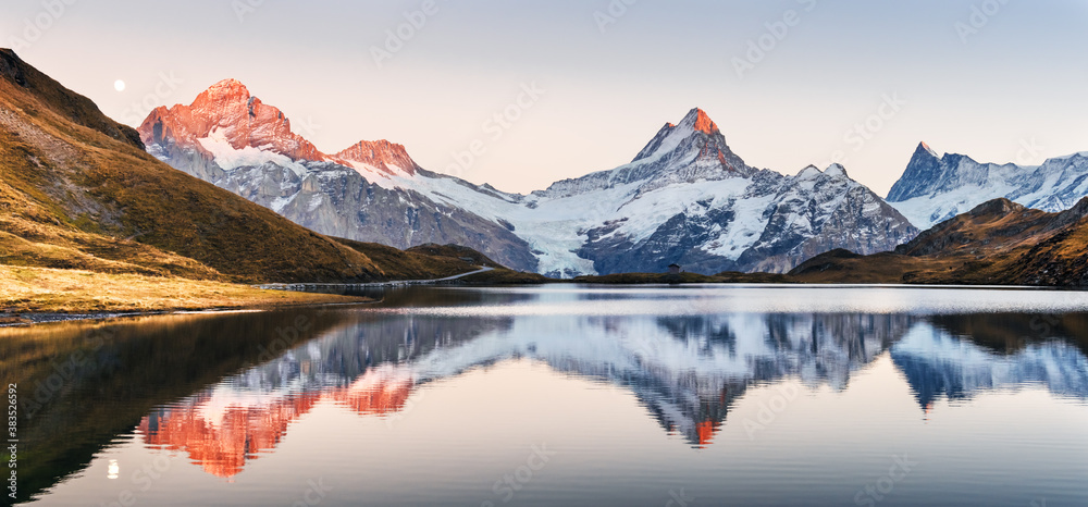 瑞士阿尔卑斯山脉巴查尔普西湖的全景。Wetterhorn、Mittelhorn和