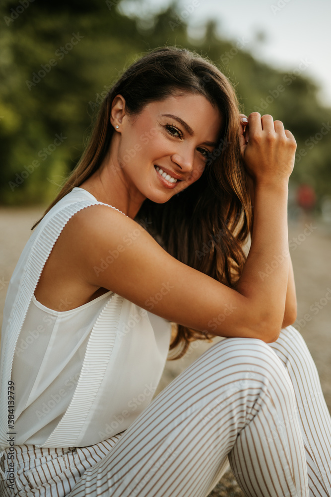 Brunette girl posing for picture.