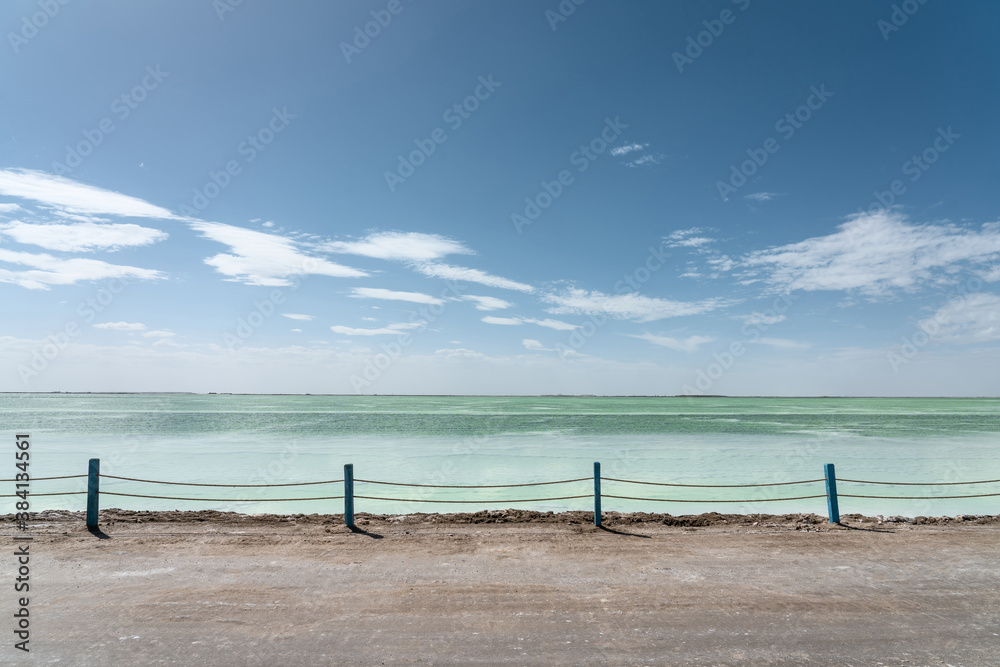 绿色的咸水湖，天然的湖泊背景。