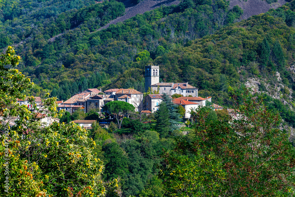 Village pittoresque de Antraigues-sur-Volane en Haute-Ardèche en France