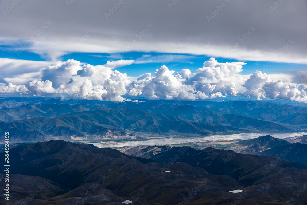 河流和山峰上方的鸟瞰图。飞机上的山景。