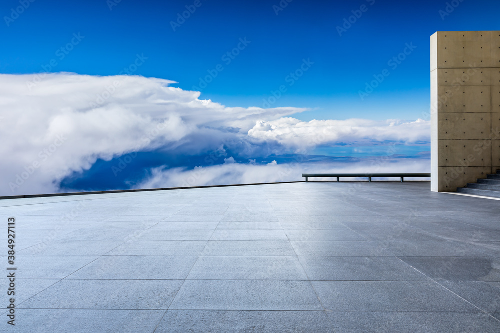 空荡荡的广场地板和天空的云朵风景。