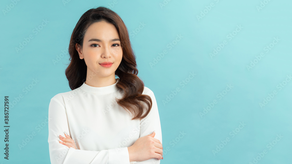 Portrait of charming young woman smiling broadly and tilting head, talking about university or part-