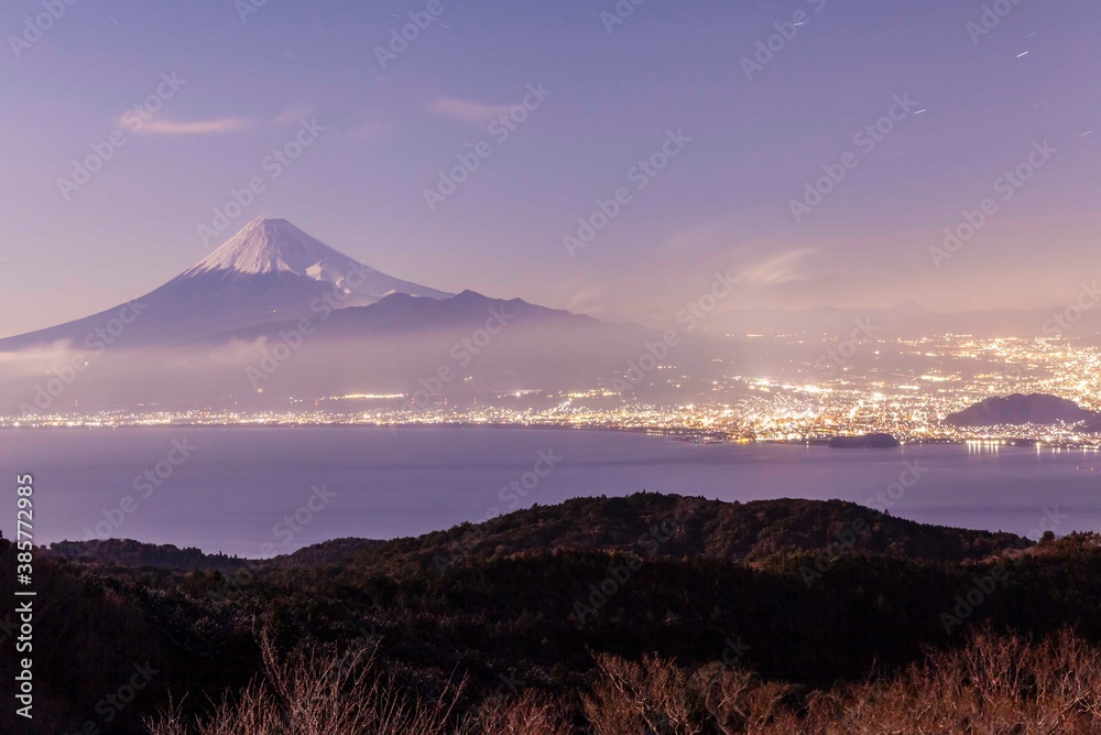 冬季夜晚富士山和沼津市的灯光