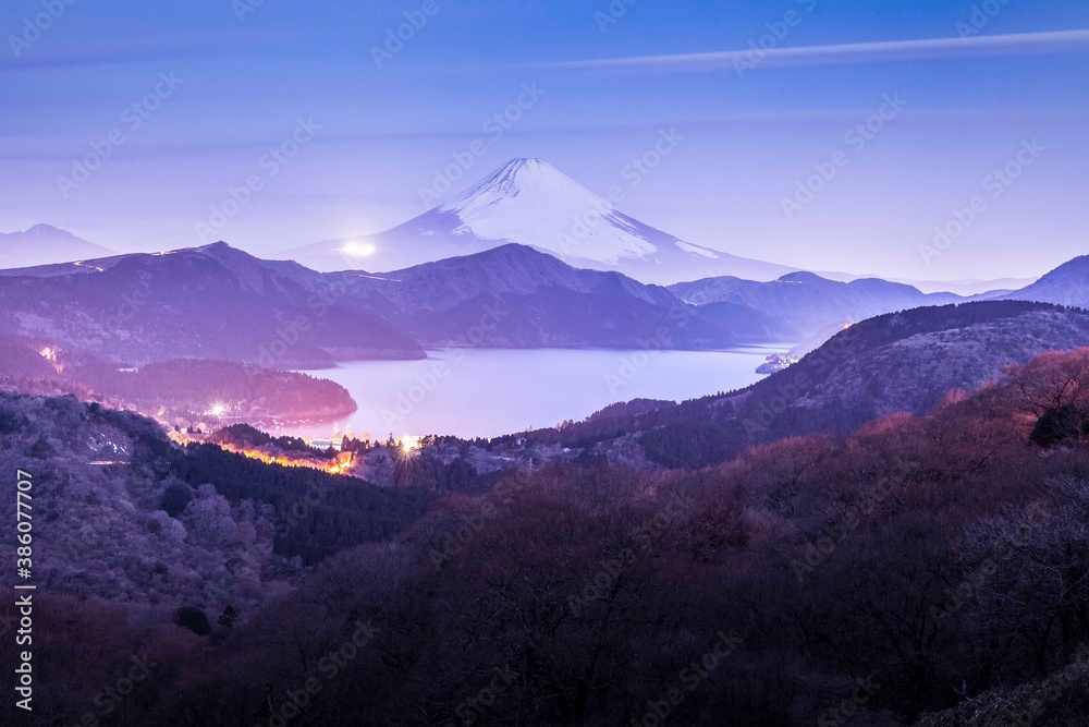 冬季日出时富士山和阿势湖的大气层