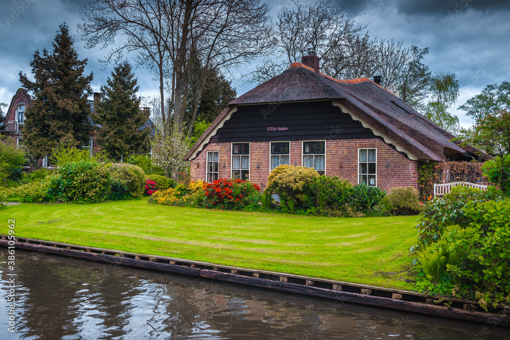 荷兰Giethoorn村的荷兰房子和美丽的装饰花园