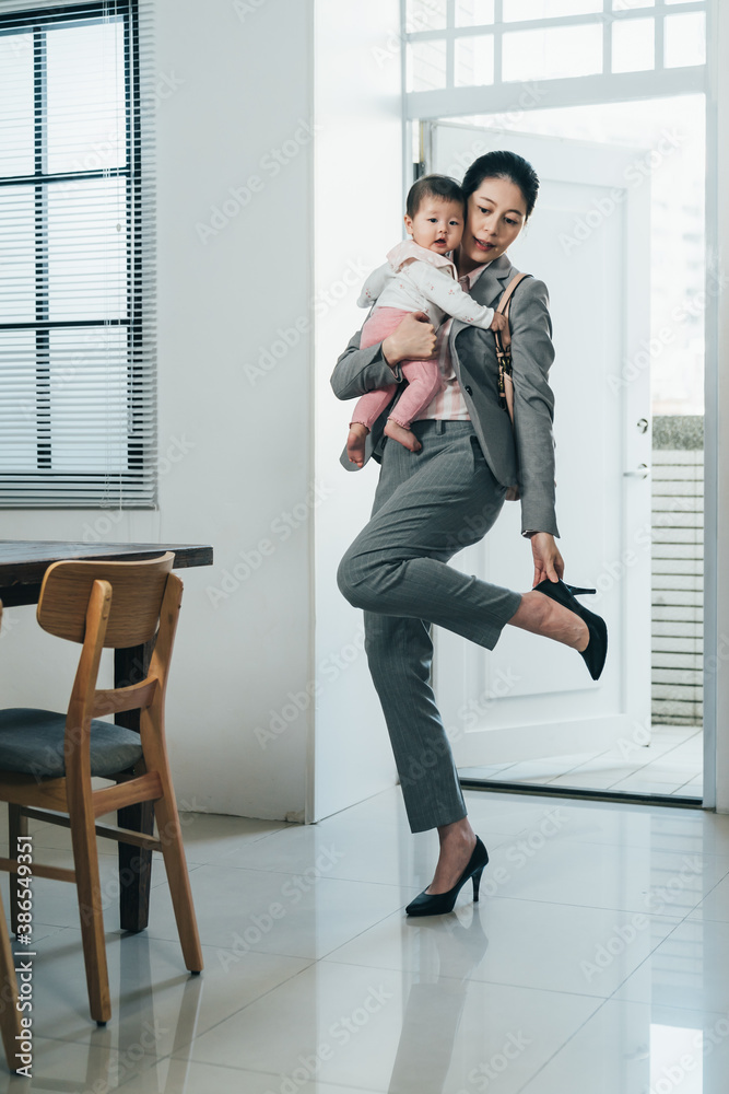 刚从日托中心接完孩子回家的亚洲女工正在起飞