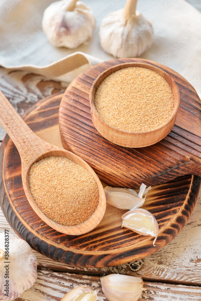 Aromatic powdered garlic on table