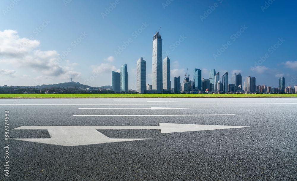 中国城市的道路地面和现代建筑景观天际线