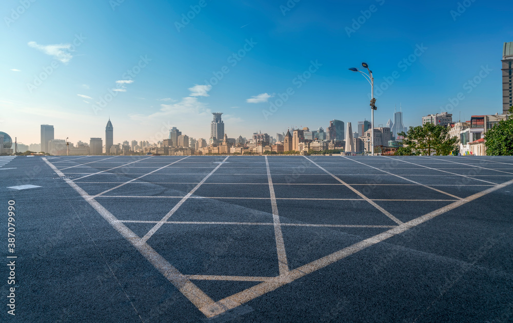 中国城市的道路地面和现代建筑景观天际线