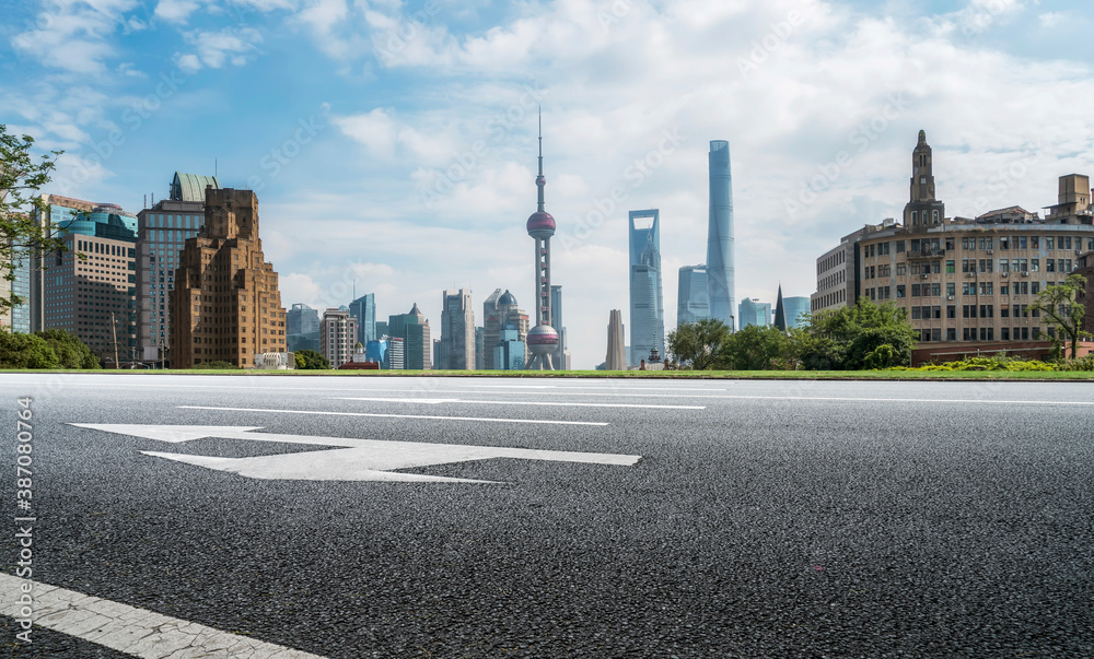 中国城市的道路地面和现代建筑景观天际线