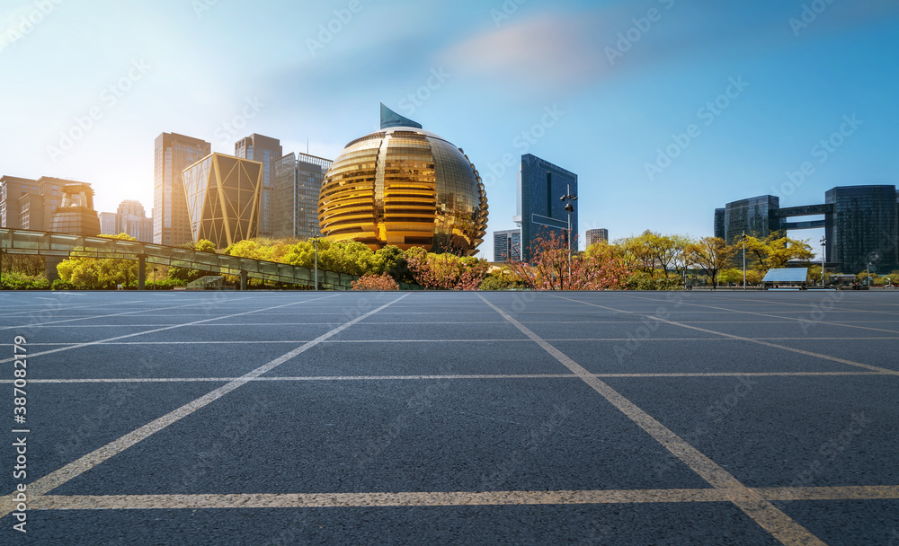 中国城市的道路地面和现代建筑景观天际线