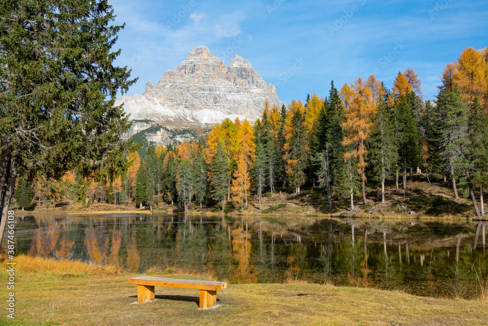 空的木长椅面向令人惊叹的Lago dAntorno和Dolomites