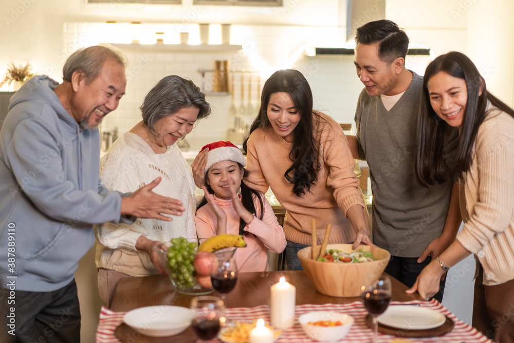 亚洲大家庭在为圣诞派对准备食物时唱歌