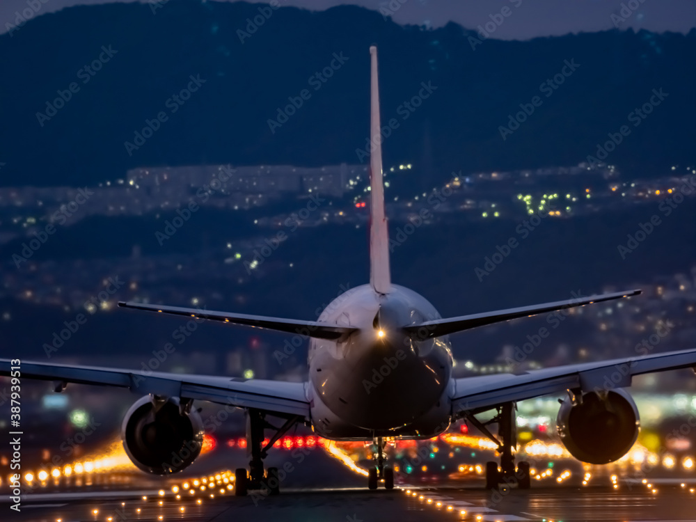 夜の大阪国際空港