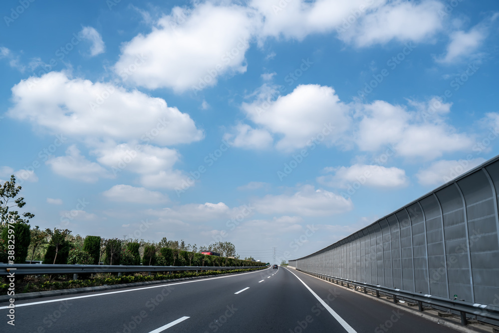 高速公路天际线与户外自然景观