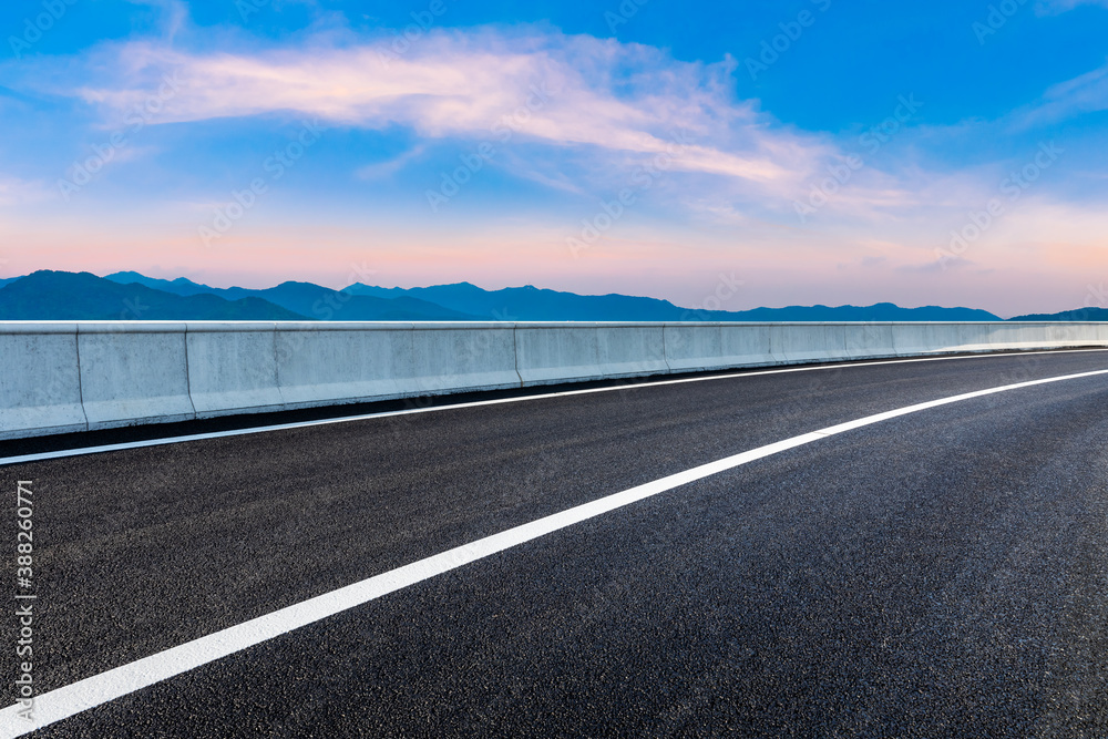 沥青高架道路和日出时美丽的天空云。