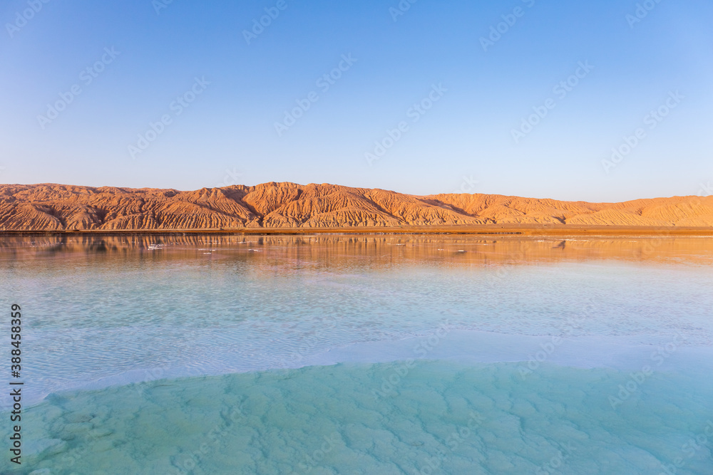 黄昏美丽的翡翠湖，茫崖的盐湖景观