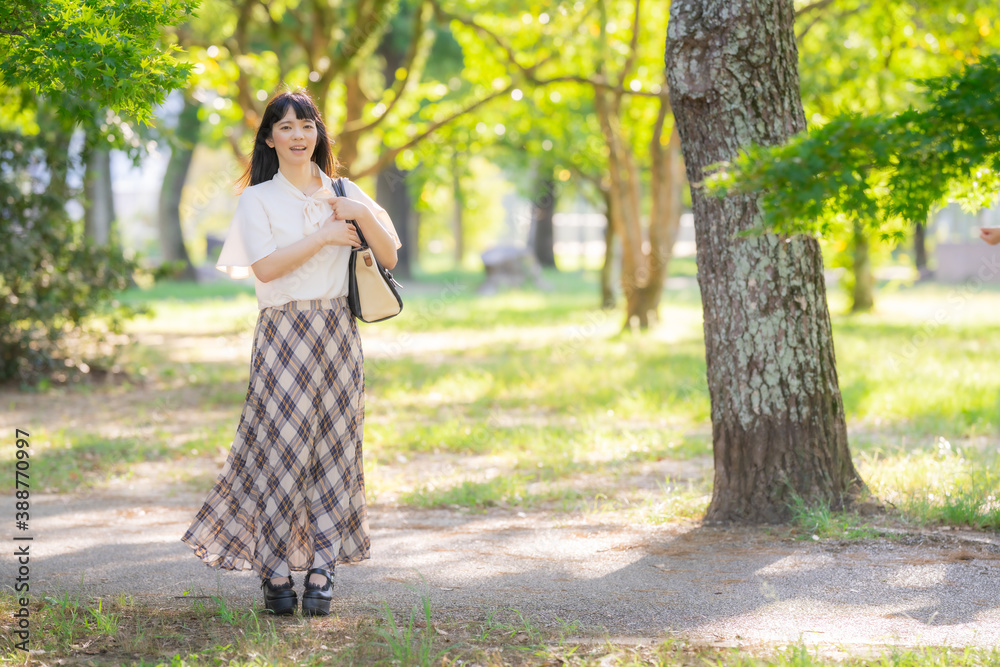 公園で佇む笑顔の女性