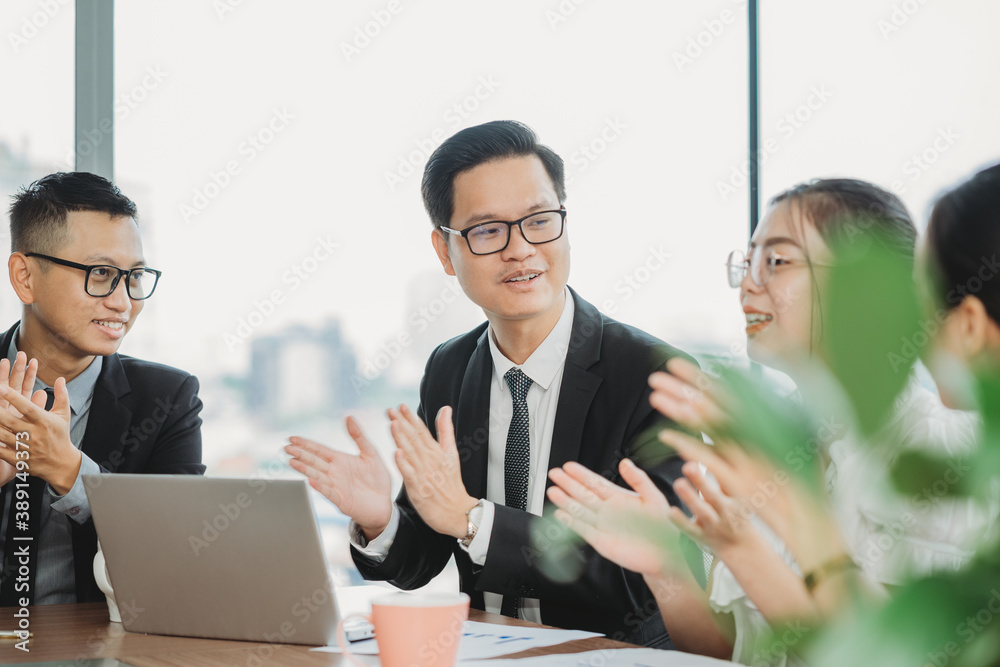 Everyone applauded when they heard reports about business results
