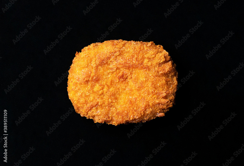 黑色背景上的Croquettes