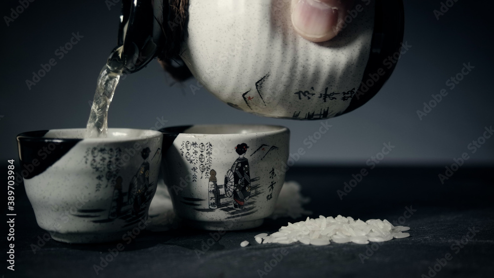 用传统清酒杯和清酒瓶倒清酒