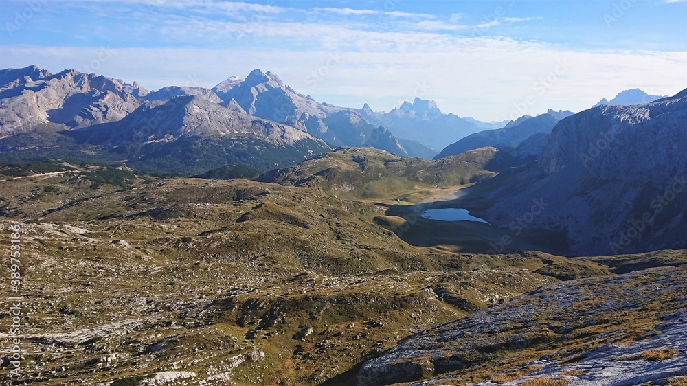 意大利北部白云岩阿尔卑斯山和高山湖泊的夏季景观