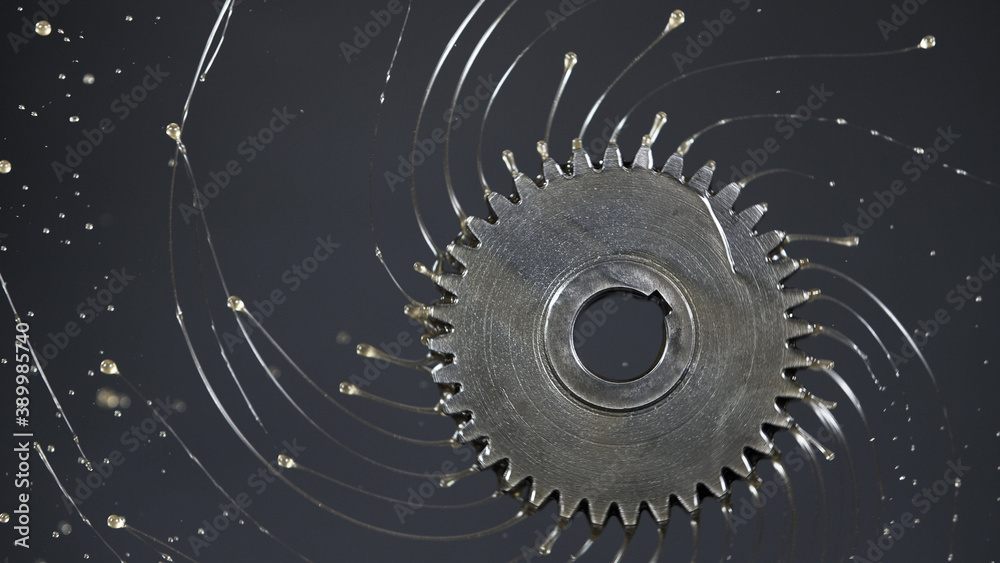 Tooth gear wheel with oil splash