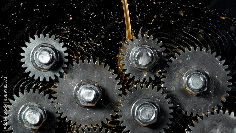 Tooth gear wheel with oil splashes