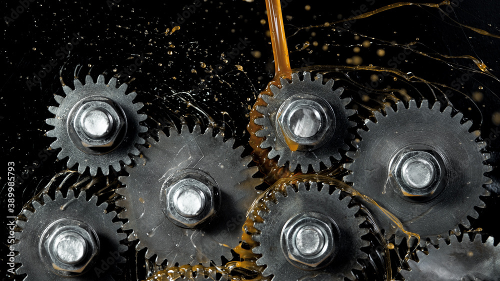 Tooth gear wheel with oil splashes