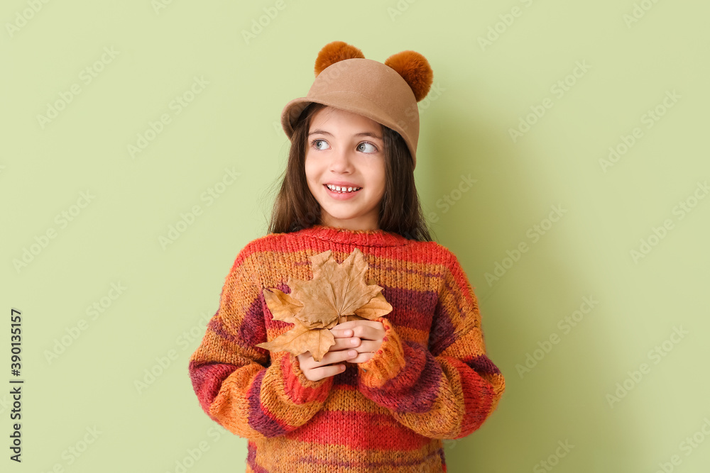 彩色背景上有秋叶的可爱小女孩