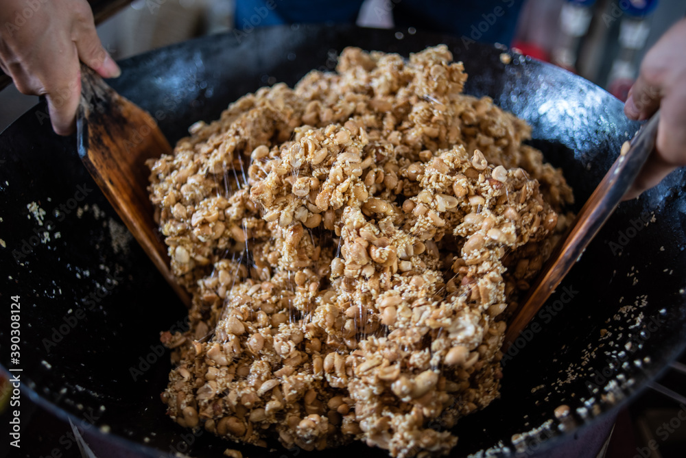 Process of making peanut candy in traditional Chinese pastries