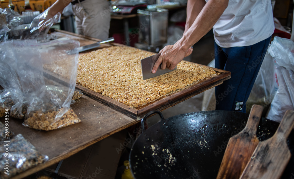 Process of making peanut candy in traditional Chinese pastries