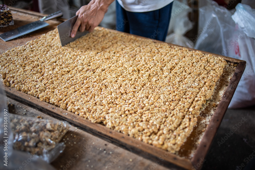 Process of making peanut candy in traditional Chinese pastries