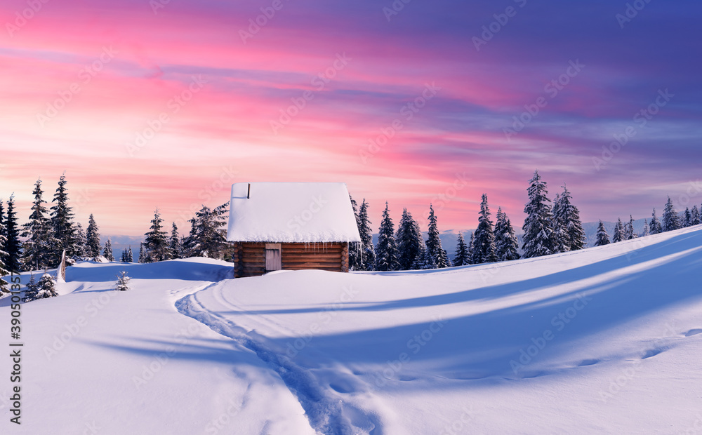 雪山木屋的奇妙冬季景观。圣诞假期概念。喀尔巴阡山