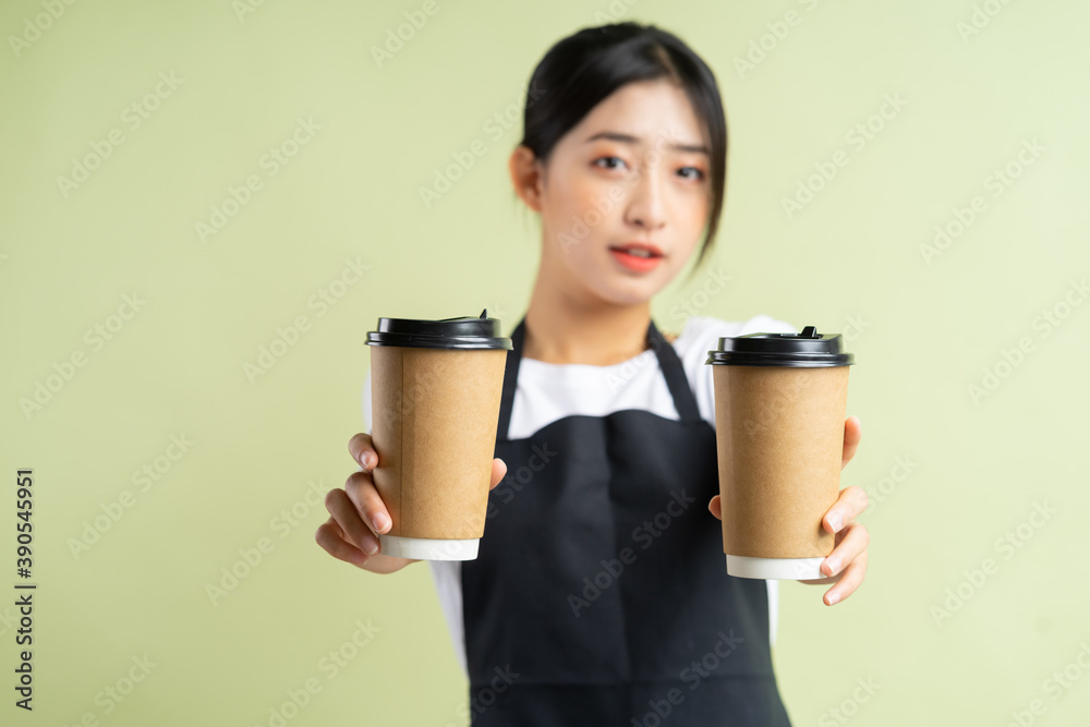 亚洲女服务员拿着两杯咖啡