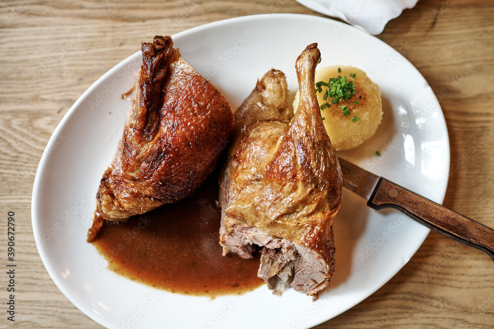 Gegrillte Ente zu Weihnachten mit Knödel und Blaukraut und Bier