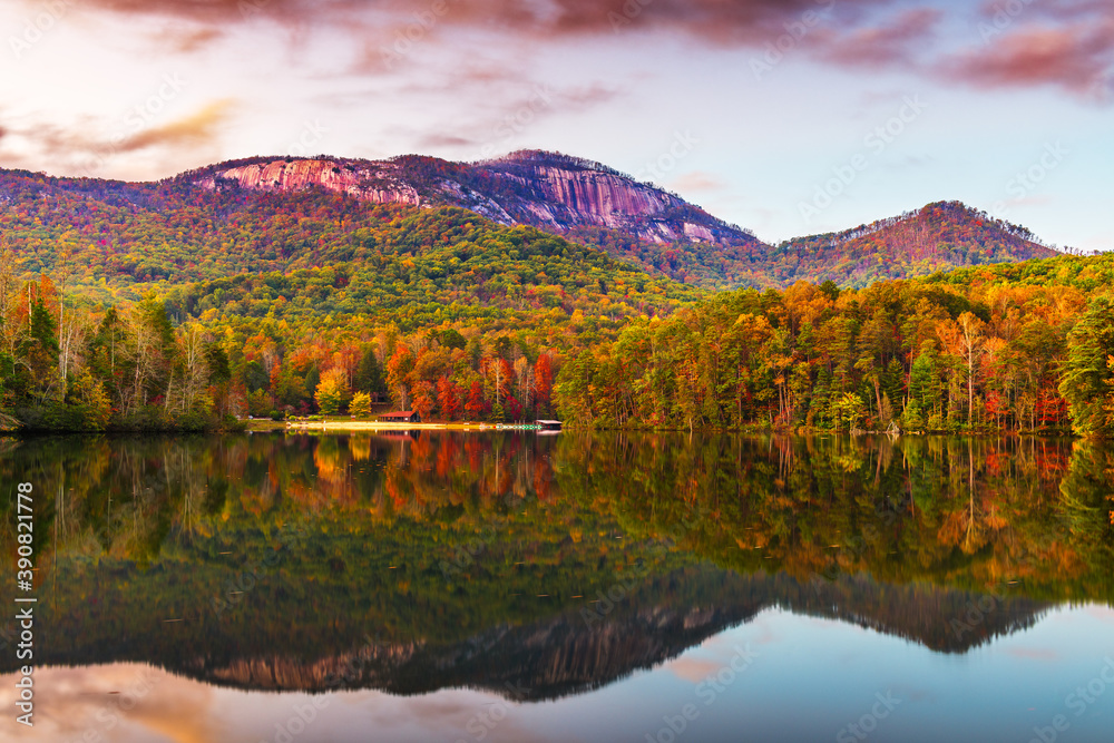 Pinnacle Mountain，Pickens，SC黄昏时的湖景。