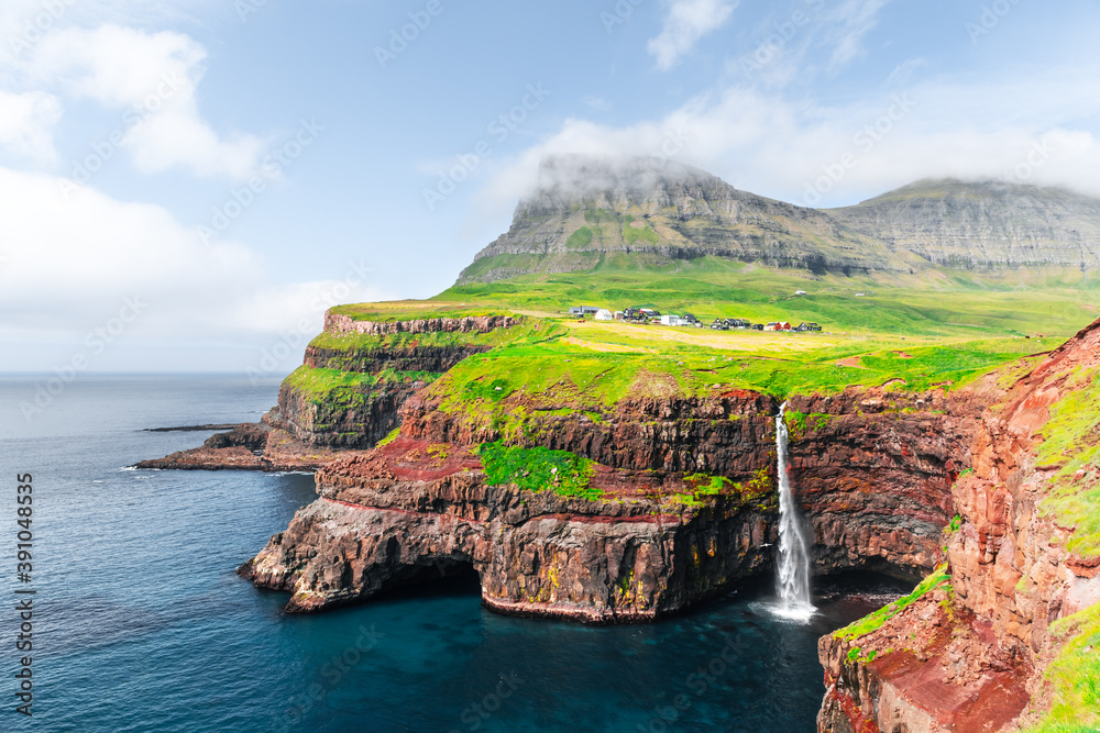 法罗群岛Vagar岛Gasadalur村的Mulafossur瀑布令人难以置信的秋景